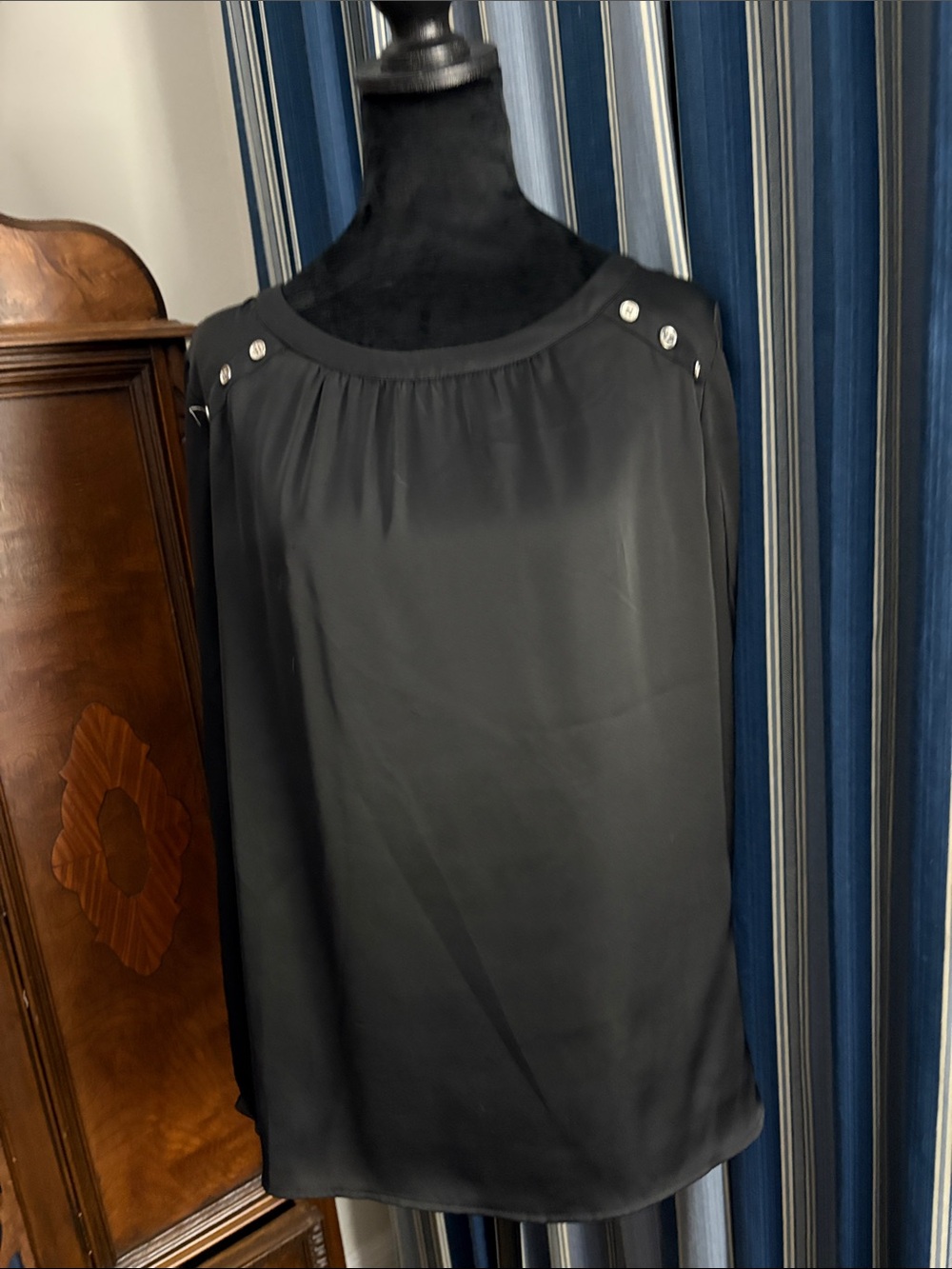 Women’s Black Long-Sleeve Shirt - Classic Everyday Style
